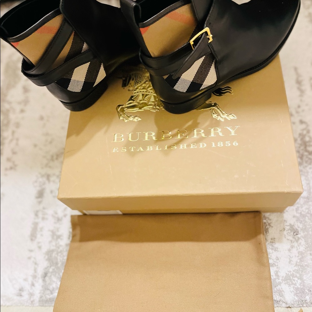 Authentic: Burberry Women's boot